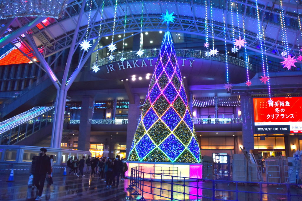 博多駅のイルミネーションと巨大なクリスマスツリー