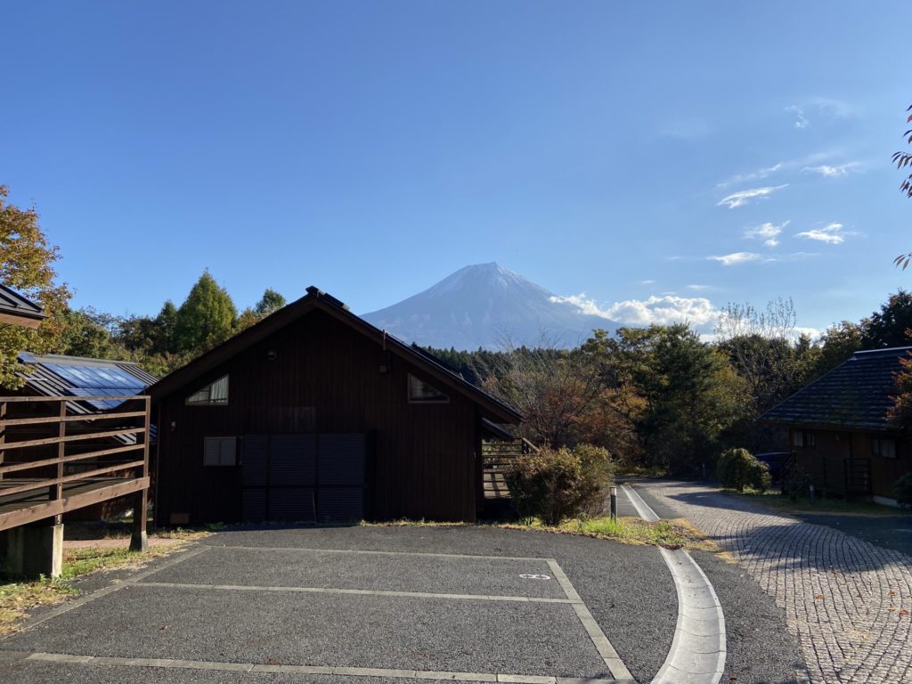 コテージ周辺から見た富士山の様子
