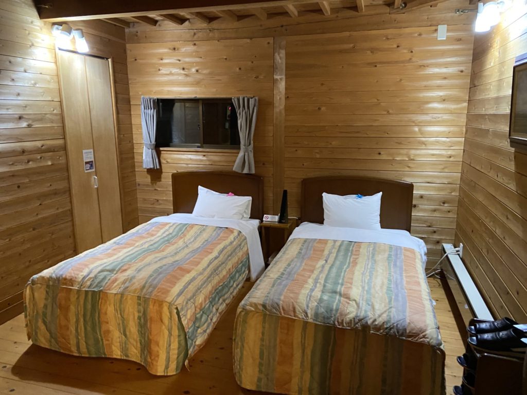 休暇村富士のコテージ　寝室の様子