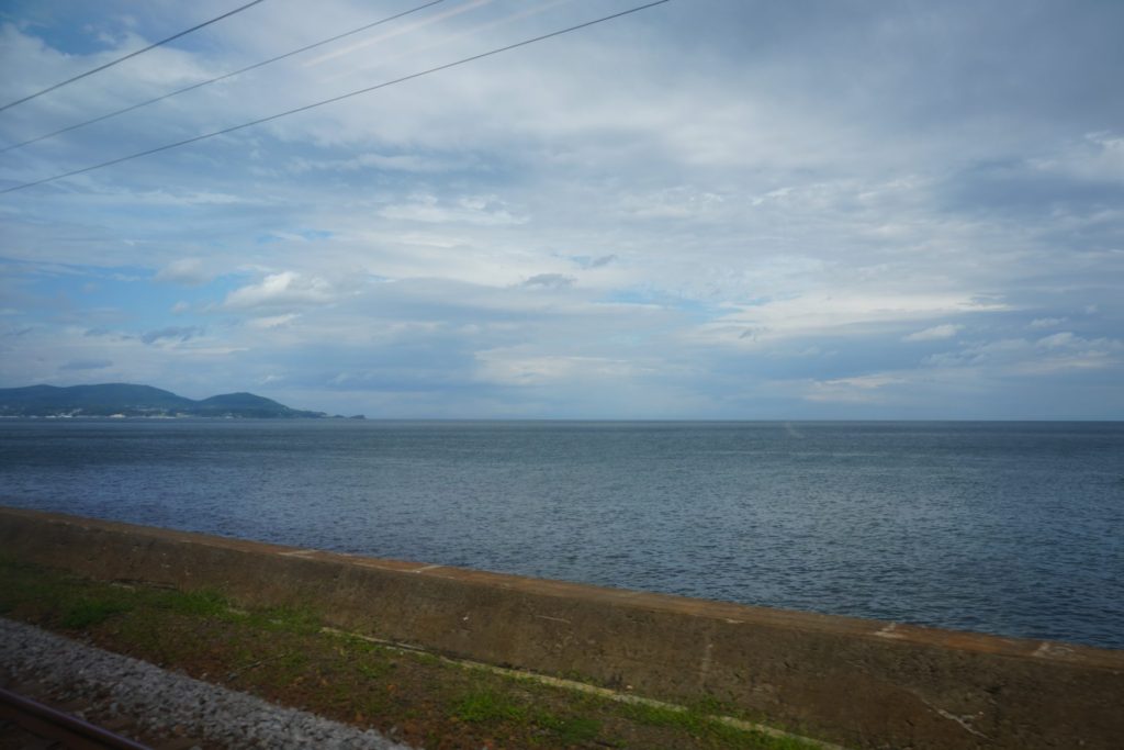 函館本線の札幌〜函館間は海のすぐ近くを走る