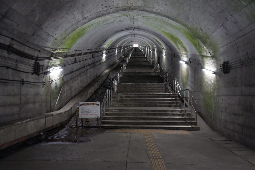 土合駅下りホームの改札へ続く階段