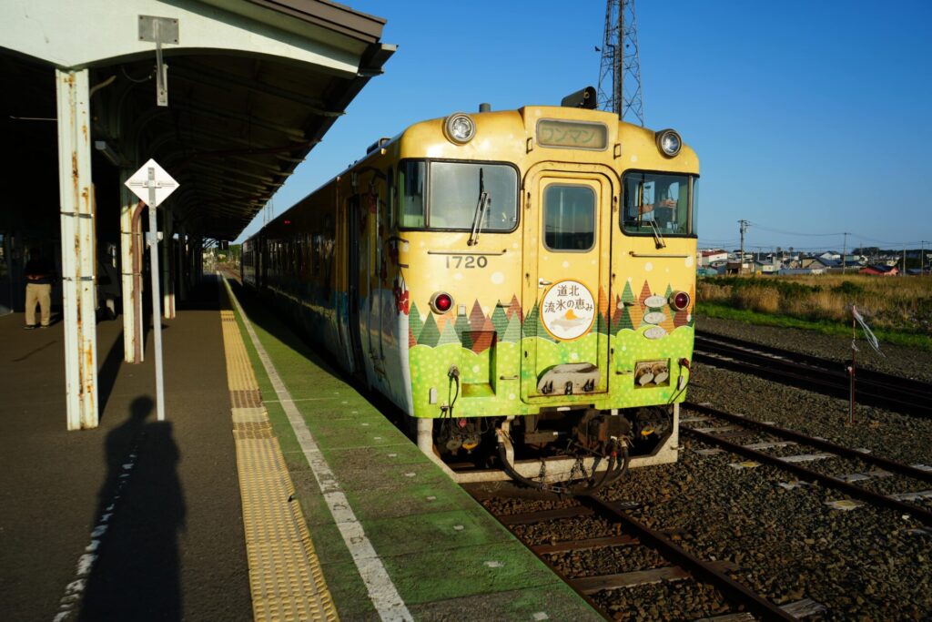 根室駅に停車する花咲線の列車